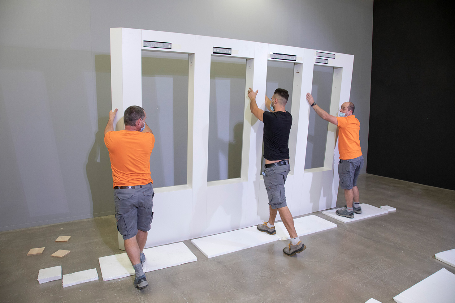 Schritt 11: Wenn das Möbel fest auf den Klötzen steht, muss es unbedingt mit einer Schiene gegen eine Wand fixiert werden.
