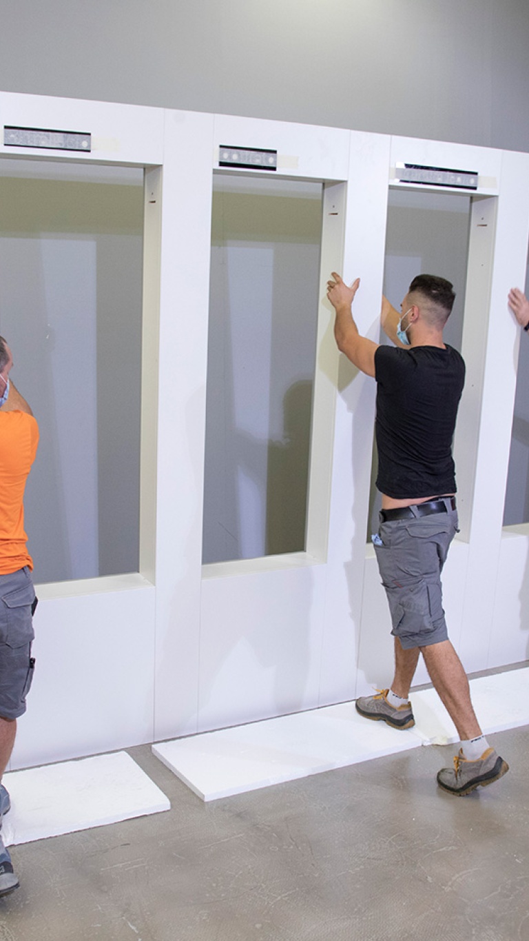Schritt 11: Wenn das Möbel fest auf den Klötzen steht, muss es unbedingt mit einer Schiene gegen eine Wand fixiert werden.