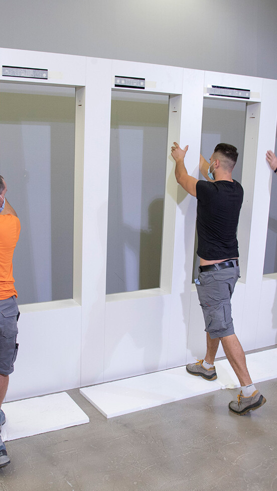 Schritt 11: Wenn das Möbel fest auf den Klötzen steht, muss es unbedingt mit einer Schiene gegen eine Wand fixiert werden.