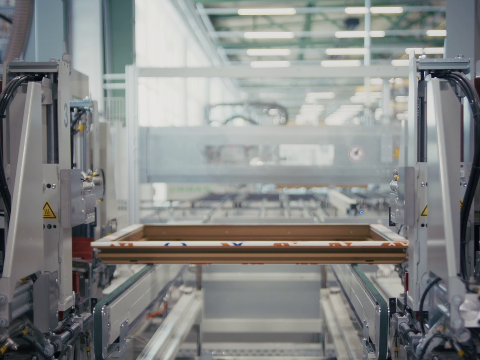 Fensterrahmen auf einer Fertigungsanlage in der Finstral-Produktion.